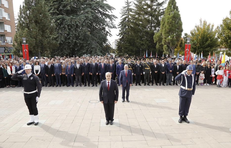 29 Ekim Cumhuriyet Bayramı’nın 100. Yılı Kutlamaları Kapsamında Atatürk Anıtı’na Çelenk Sunma Töreni Düzenlendi