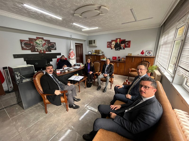İSKİLİP AB TEMAS NOKTALARIMIZ PROJE ÇALIŞANLARI SOSYAL DAYANIŞMA VE YARDIMLAŞMA VAKFI MÜDÜRÜ İSMAİL TIĞLI VE EBUSSUUD EFENDİ İLKOKULU MÜDÜRÜ DURMUŞ AKBULUT İLE PROJE İSTİŞARE TOPLANTISI
